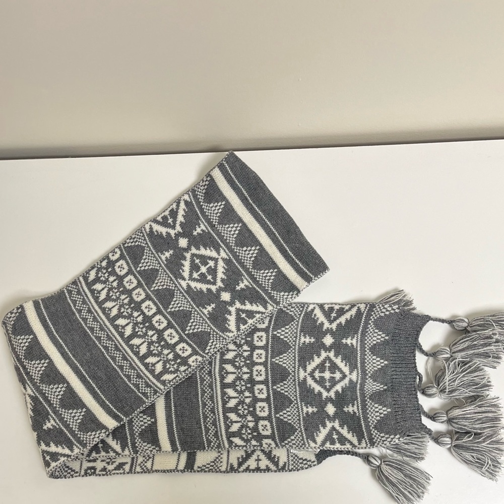 Gray‎ and white patterned scarf